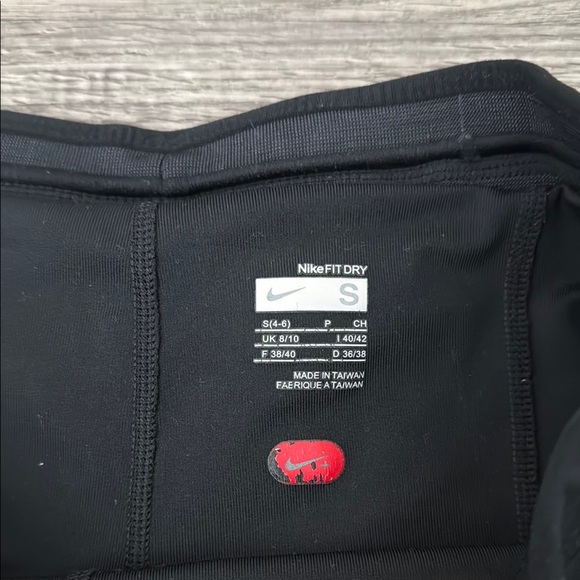 Nike Black and White Athletic Skorts with Moisture-Wicking Fabric - Picture 2 of 4